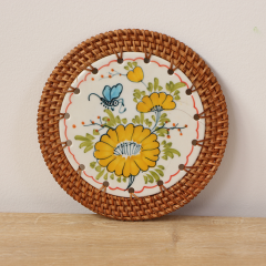 RATTAN ÇERÇEVELİ 16 CM. SARI ÇİÇEK & MAVİ KELEBEK DESENLİ DEKORATİF OBJE